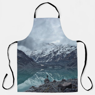 WASSERFLÄCHE MIT AUSBLICK AUF BERGE WÄHREND DES TA SCHÜRZE