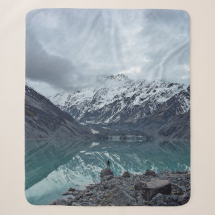 WASSERFLÄCHE MIT ÜBERBLICK ÜBER BERGE WÄHREND DES SHERPADECKE