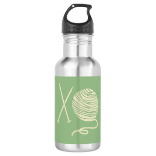 Wasserflasche mit Stricknadeln und Garn