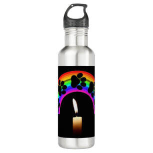 Wasserflaschen auf einem Regenbogen mit Kerze