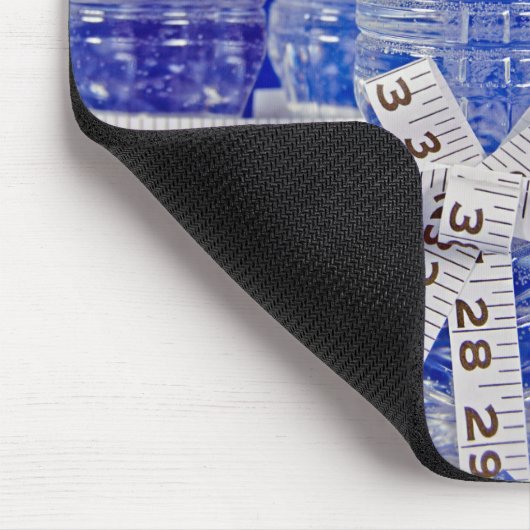 Wasserflaschen und Bandmessschaufel Mousepad (Ecke)