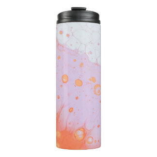 WASSERFLÜSSE AUF ROTER OBERFLÄCHE THERMOSBECHER