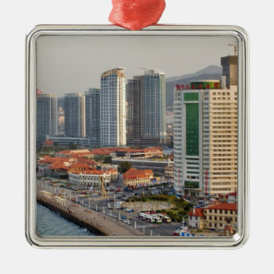 Wasserfront mit Stadtansicht von Yantai, Shandong Silbernes Ornament