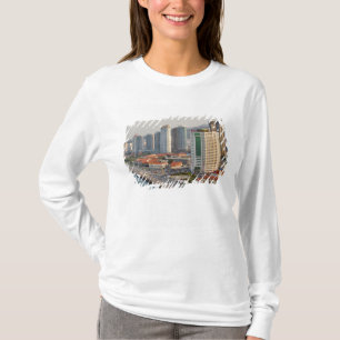 Wasserfront mit Stadtansicht von Yantai, Shandong T-Shirt