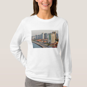 Wasserfront mit Stadtbild von Yantai, Shandong T-Shirt