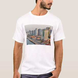 Wasserfront mit Stadtbild von Yantai, Shandong T-Shirt