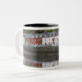 Wasserfront, Tobermory, Insel Mull, Schottland, 2 Zweifarbige Tasse (Vorderseite Links)