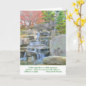 "Wasserkaskadierung über Felsen" (Naturfoto) Karte (Gelbe Blume)