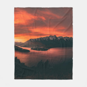 WASSERKÖRPER IN DER NÄHE DER BERGE AN DER GOLDENST FLEECEDECKE