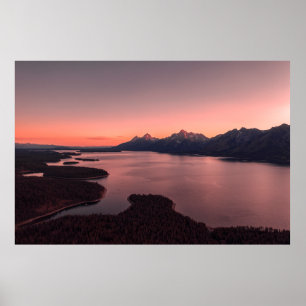 WASSERKÖRPER IN DER NÄHE DES BERGES WÄHREND DES SO POSTER