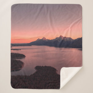 WASSERKÖRPER IN DER NÄHE DES BERGES WÄHREND DES SO SHERPADECKE
