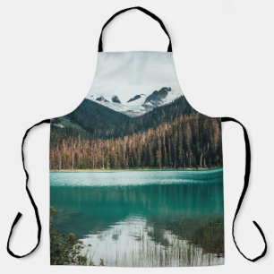 WASSERKÖRPER IN DER NÄHE EINES WALDES SCHÜRZE