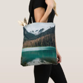 WASSERKÖRPER IN DER NÄHE EINES WALDES TASCHE (Von Nahem)