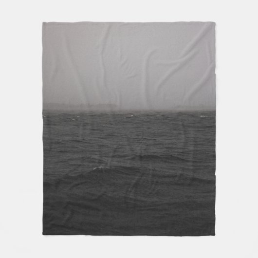 WASSERKÖRPER MIT SCHWEREM REGEN FLEECEDECKE (Vorderseite)