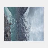 WASSERKÖRPER MIT ÜBERBLICK ÜBER BERGE WÄHREND DES  FLEECEDECKE (Vorderseite (Horizontal))