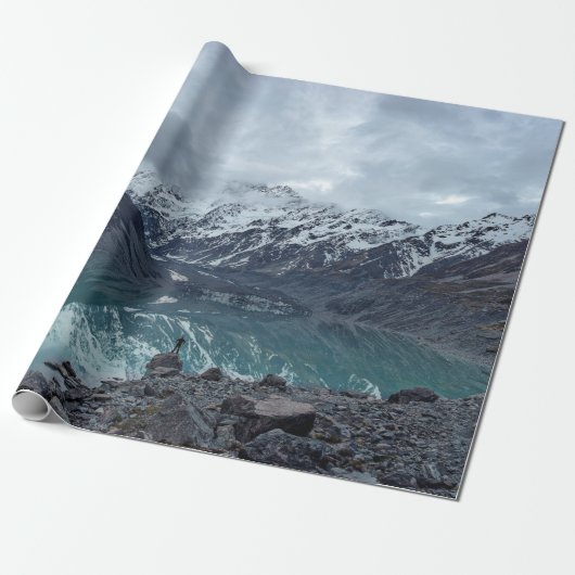 WASSERKÖRPER MIT ÜBERBLICK ÜBER BERGE WÄHREND DES GESCHENKPAPIER (Ungerollt)