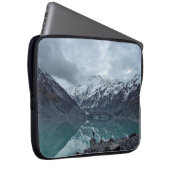 WASSERKÖRPER MIT ÜBERBLICK ÜBER BERGE WÄHREND DES LAPTOPSCHUTZHÜLLE (Vorne Rechts)