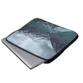WASSERKÖRPER MIT ÜBERBLICK ÜBER BERGE WÄHREND DES LAPTOPSCHUTZHÜLLE (Vorne Knopf)
