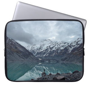 WASSERKÖRPER MIT ÜBERBLICK ÜBER BERGE WÄHREND DES LAPTOPSCHUTZHÜLLE