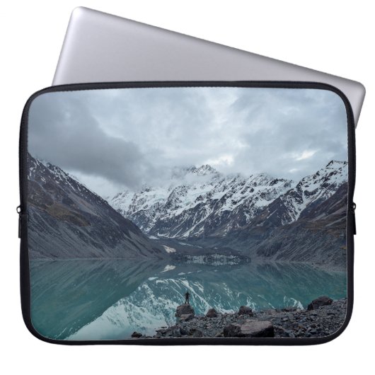WASSERKÖRPER MIT ÜBERBLICK ÜBER BERGE WÄHREND DES LAPTOPSCHUTZHÜLLE (Vorderseite)