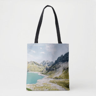 WASSERKÖRPER UMGEBEN VON BERGEN TASCHE