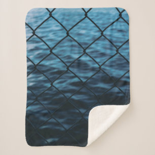 Wasserkörper vor dem Zaun der Kette Sherpadecke