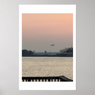 Wasserlandschaft Sonnenuntergang mit Flugzeug Post Poster