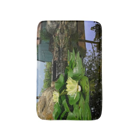 Wasserlilien im Teich Badematte (Vorderseite Vertikal)