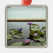Wasserlilien im Teich durch Ozean Silbernes Ornament (Vorne)