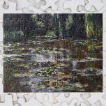 Wasserlilien in Pond von Claude Monet, Vintage Kun Puzzle<br><div class="desc">Wasserlilien von Claude Monet sind ein Vintager Impressionismus, ein Kunstmalerei mit Wasserlilien in einem Teich im Garten von Monet auf seiner Zuhause in Giverny, Frankreich. Wilde Bäume hängen über dem Wasser und der japanische Steg ist in der Ferne. Eine Serie von über 250 Wasserlilien Blume Gemälden, die Monet in den...</div>