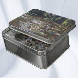 Wasserlilien in Pond von Claude Monet, Vintage Kun Puzzle<br><div class="desc">Wasserlilien von Claude Monet sind ein Vintager Impressionismus, ein Kunstmalerei mit Wasserlilien in einem Teich im Garten von Monet auf seiner Zuhause in Giverny, Frankreich. Wilde Bäume hängen über dem Wasser und der japanische Steg ist in der Ferne. Eine Serie von über 250 Wasserlilien Blume Gemälden, die Monet in den...</div>