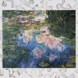 Wasserlilien von Claude Monet, Vintage Kunst Puzzle<br><div class="desc">Wasserlilien von Claude Monet sind ein Vintager Impressionismus, ein Kunstmalerei mit Wasserlilien in einem Teich im Garten von Monet auf seiner Zuhause in Giverny, Frankreich. Das tiefgrüne Grün der weinenden Weidenbäume reflektiert den Teich. Claude Monet malt gerne "en plein air" oder "im Freien". Eine Serie von über 250 Wasserlilien Blume...</div>
