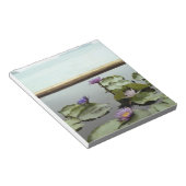 Wasserliliken im Teich durch den Ozean Notizblock (angewinkelt)