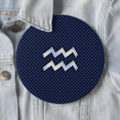 Wassermann-Sternzeichen-Symbol auf navyblauem Kohl Button (Beispiel)