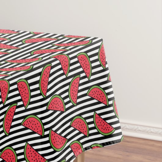 Wassermelone auf schwarzem u. weißem tischdecke (Beispiel)