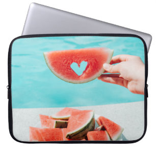 Wassermelone in Scheiben auf weißem Papier Laptopschutzhülle