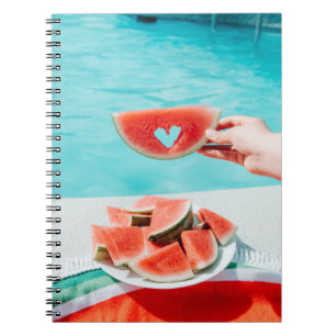 Wassermelone in Scheiben auf weißem Papier Notizblock