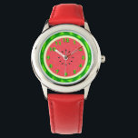 Wassermelone Slice Sommer Früchte mit Rind Armbanduhr<br><div class="desc">Diese hübsche Wassermelonuhr hat ein rundes Fruchtdesign, das aussieht, als wäre sie geschnitten, also zeigt das saftig rosa-rote Fleisch. In der Mitte markieren zwölf schwarze Wassermelonensamen die Zeit und entsprechen den zwölf grünen Uhrenzahlen, die so aussehen, als wären sie in der grünen, gesprenkelten Rinde der Beere geschnitzt. Das ist eine...</div>
