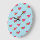 Wassermelonen-Scheiben auf Aquamarinem Muster Große Wanduhr (Winkel)