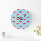 Wassermelonen-Scheiben auf Aquamarinem Muster Große Wanduhr (Zuhause)