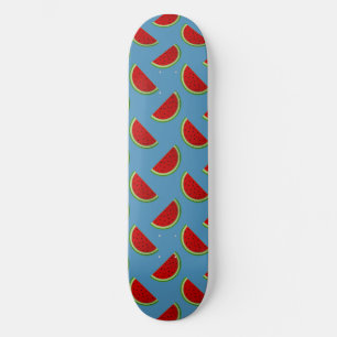 Wassermelonenstücke auf blauem Hintergrund Skateboard