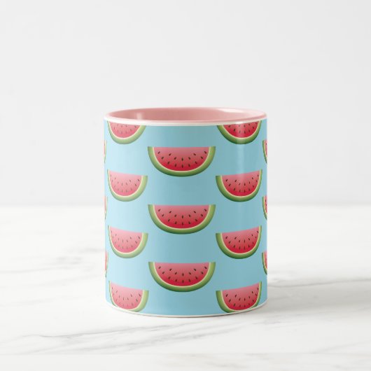 Wassermelonmuster auf blauem Hintergrund Zweifarbige Tasse (Mittel)