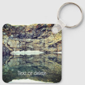 Wasserreflektion an der Felsenwand Personalisiert Schlüsselanhänger (Rückseite)