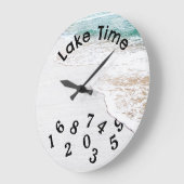 Wassersee auf weißem Holz Große Wanduhr (Winkel)