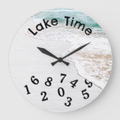 Wassersee auf weißem Holz Große Wanduhr (Vorderseite)