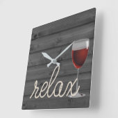 Wasserseil auf Holz mit Rotwein und Relax-Text Quadratische Wanduhr (Winkel)