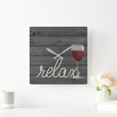 Wasserseil auf Holz mit Rotwein und Relax-Text Quadratische Wanduhr (Zuhause)