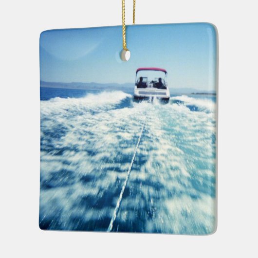 Wasserski hinter dem Speed-Boot Keramikornament (Links)