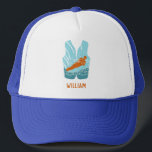 Wasserski-Rettungsweste Grafik Personalisiert Truckerkappe<br><div class="desc">Erschaffen Sie ein personalisiertes Geschenk,  das sich perfekt für Wasserskiläufer und Wassersportler eignet. Dieser Baseballhut oder die Kappe des LKWs zeigt einen Wasserläufer in orangefarbenem,  hellblauem und aquamarin blauem Set in Form einer Schwimmweste. Unten ist ein Ort,  um einen Namen in koordinieren orange hinzuzufügen.</div>