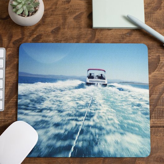 Wasserskilauf hinter einem Speedboot Mousepad